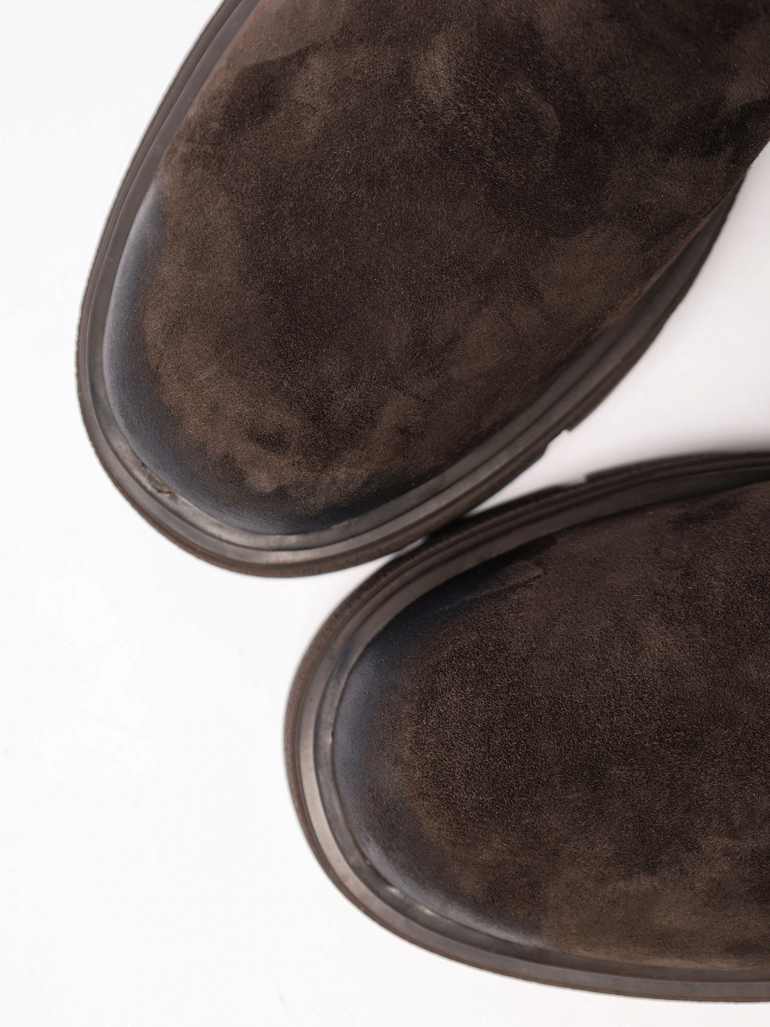 Сапоги темно-коричневого цвета с декоративной молнией на рельефной подошве